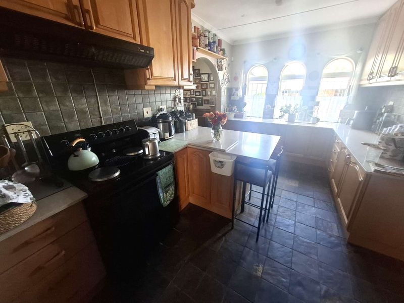 Spacious Home for an extended family, including 2 flats for rental potential - Photo 8