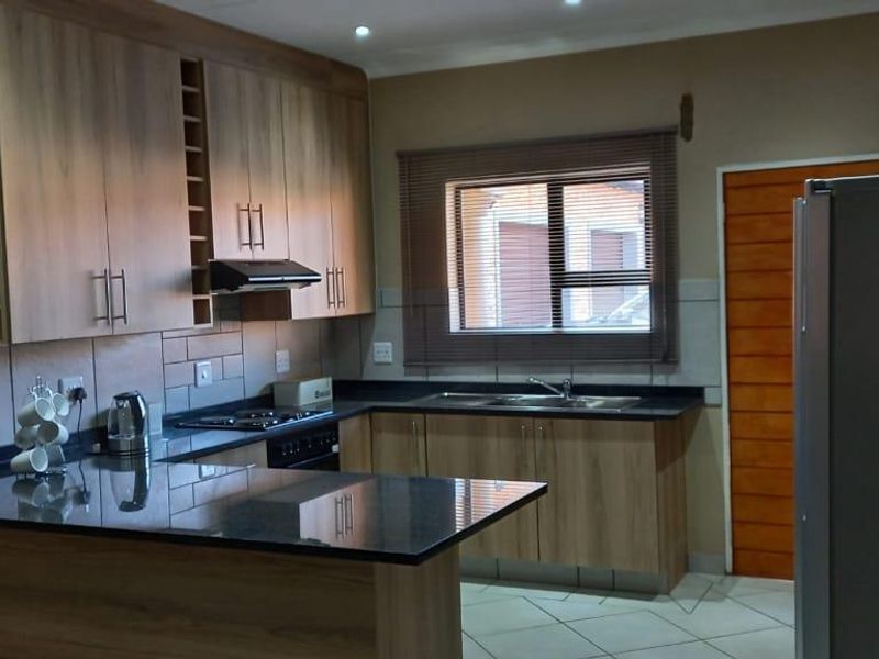 Feast your eyes on this spaciouys modern lovely 3 Bedroom Facebrick Townhouse - Photo 3