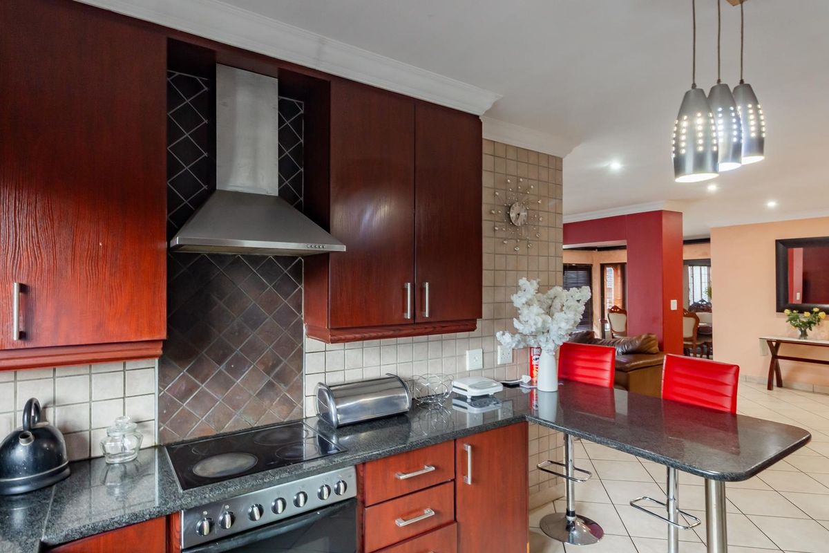 Spacious Family Home for Sale - Photo 3