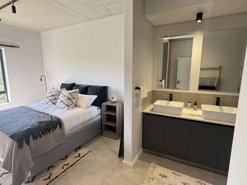 Luxury Redefined - Contemporary 3 Bedroom, 2.5 Bathroom Apartments in Waterkloof - Photo 6