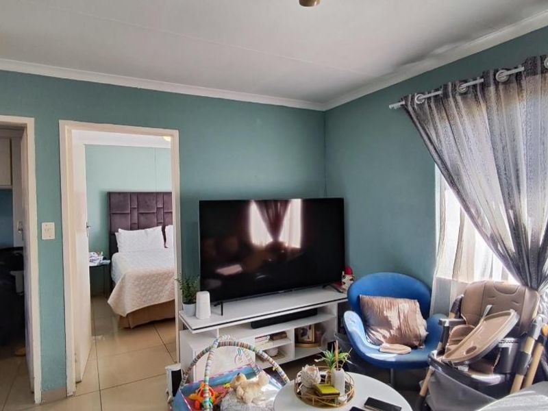 First-Floor Gem: Townhouse in Wood Lake Complex - Photo 8