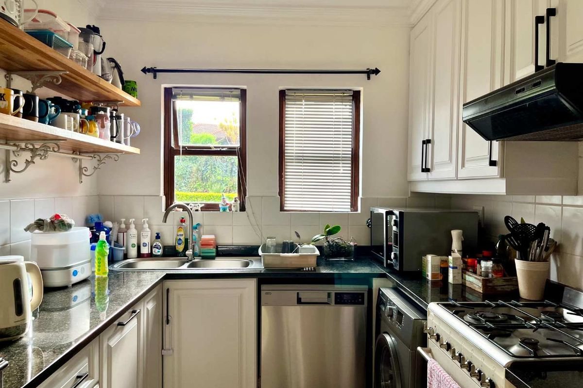 Spacious Pet-Friendly Duplex in Sought-After Plantations Estate - Photo 4