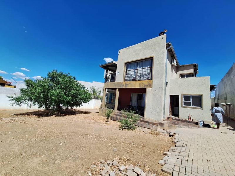 "Dream Big: Spacious 5-Bed Home in Hockland Park!" - Photo 8