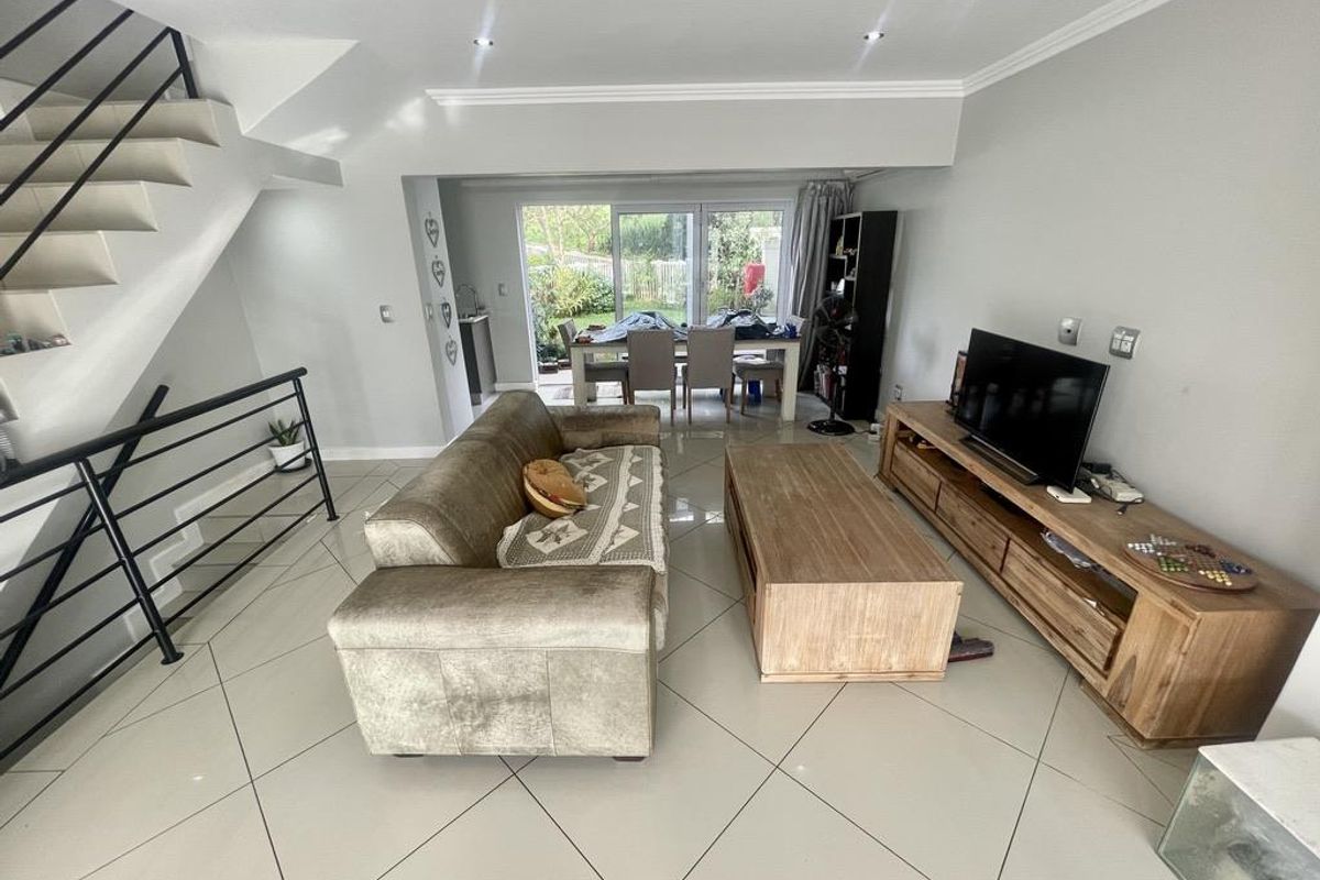 Hendra - Spacious Family Townhouse to Rent in Secure Kindlewood Estate - Photo 4