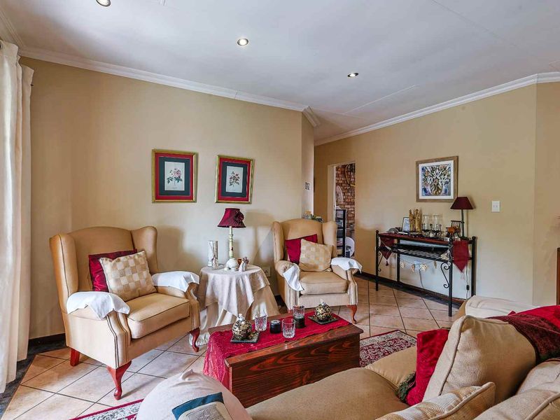 SPACIOUS FAMILY HOME | PET FRIENDLY | SECURE ESTATE LIVING IN MORELETA PARK - Photo 9