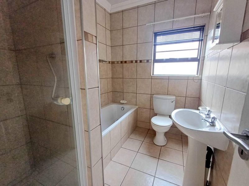 Modern ground floor apartment in a low maintenance complex - Photo 4