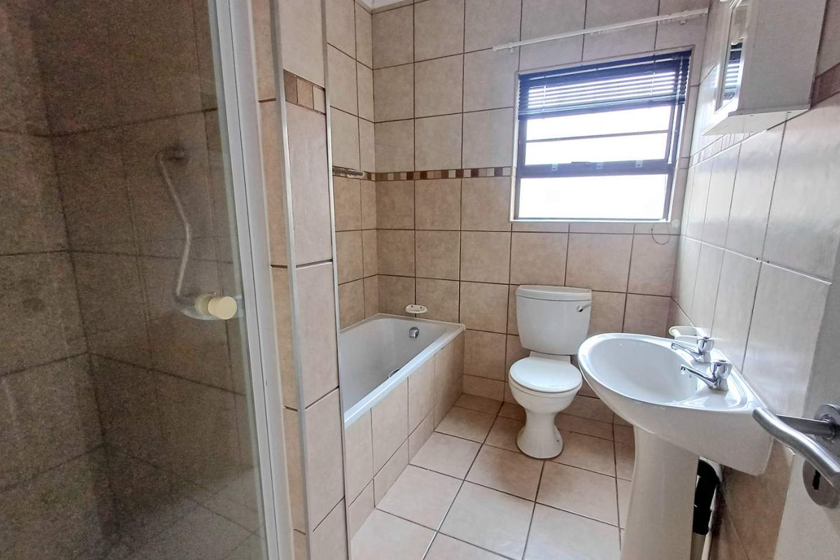 Modern ground floor apartment in a low maintenance complex - Photo 4