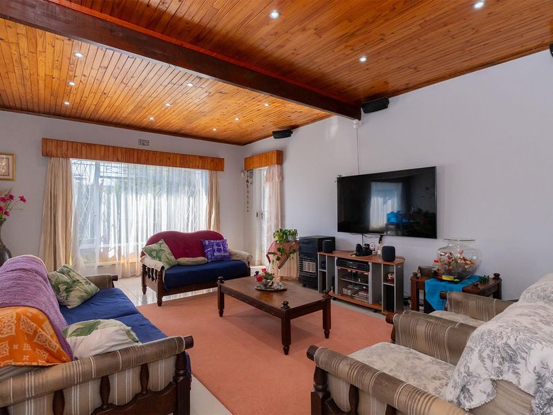 Spacious 3 Bedroom Family Home with Solar Power in Norkem Park - Photo 4
