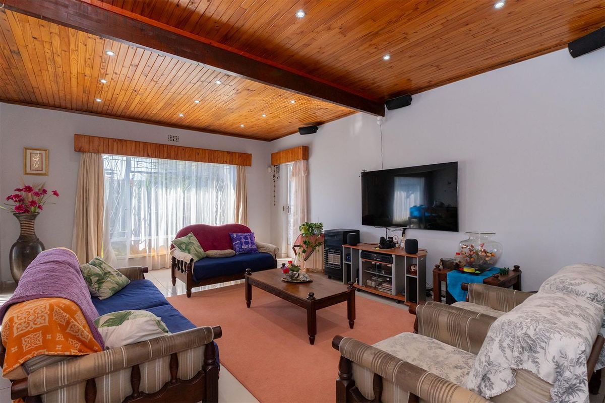 Spacious 3 Bedroom Family Home with Solar Power in Norkem Park - Photo 4