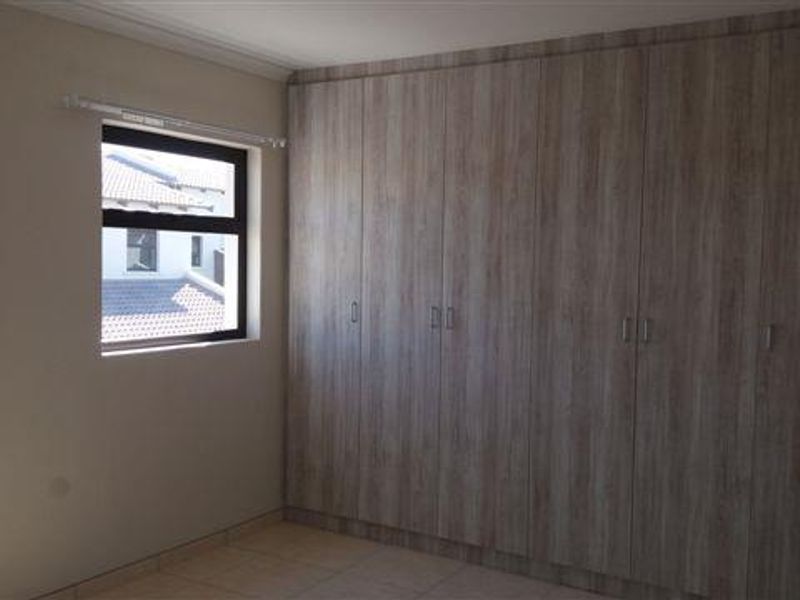 Modern Duplex Town House close to schools. - Photo 6