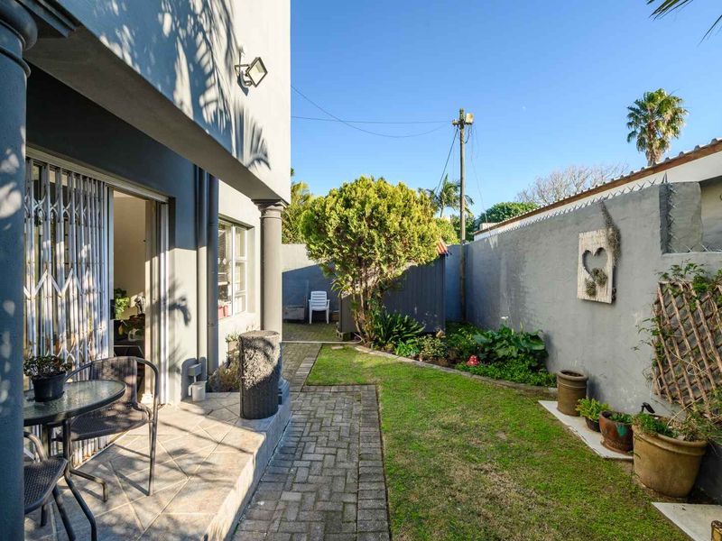 Prime corner stand- Dual Dwelling opportunity in sought-after area! - Photo 4