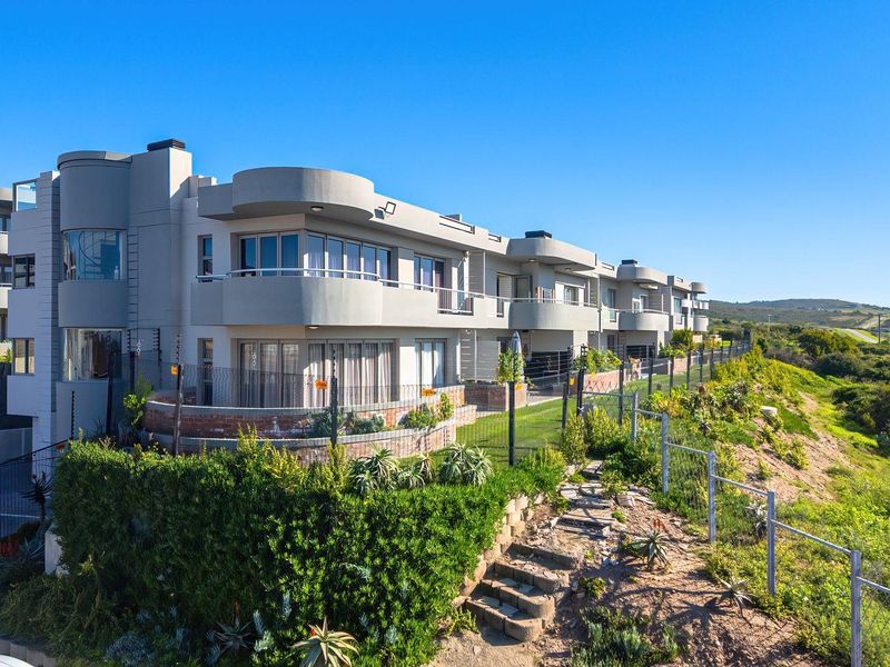 Penthouse perfection: Close to beaches, shops & views - Photo 2