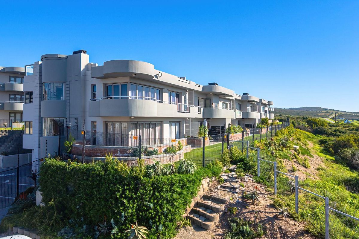 Penthouse perfection: Close to beaches, shops & views - Photo 2
