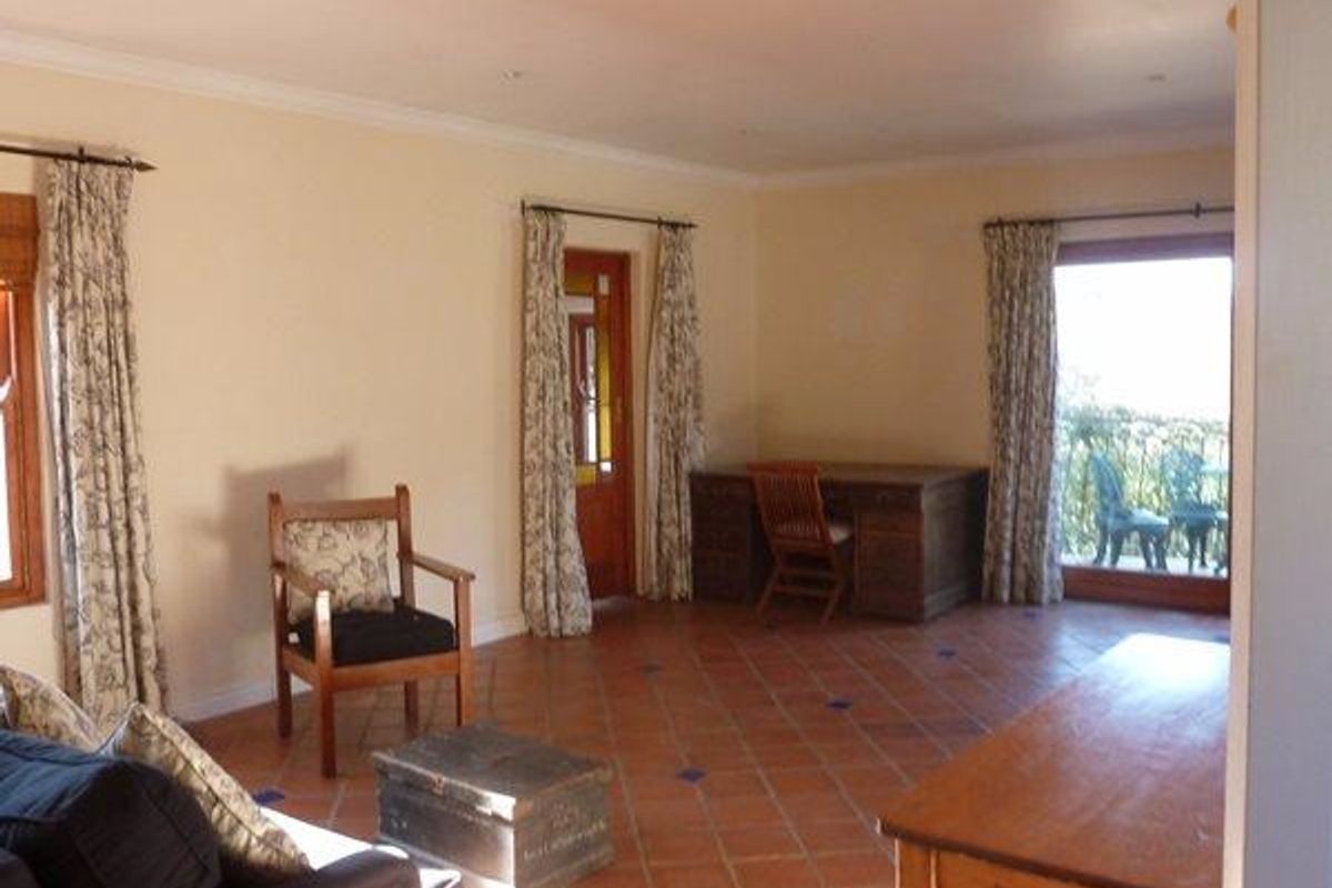 FURNISHED FIRST FLOOR COTTAGE - Photo 2