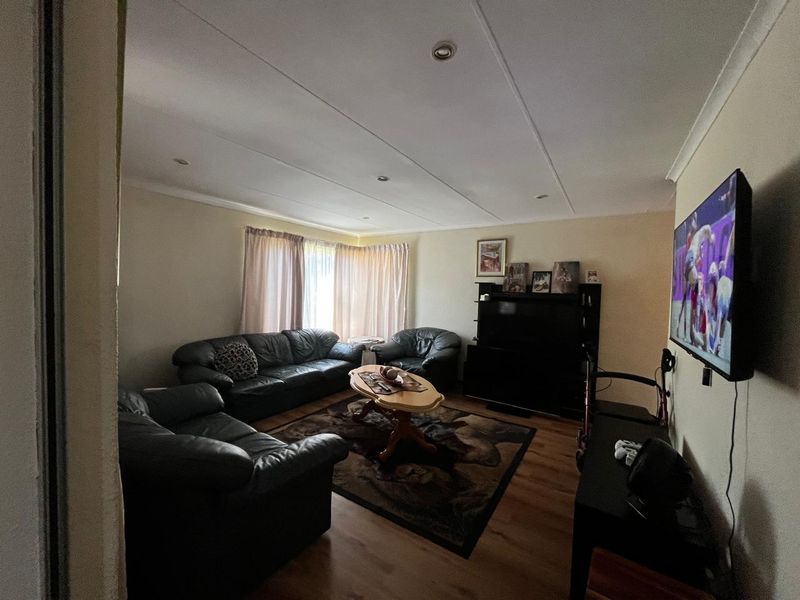 Facebrick Cluster Home set in a sought after complex. - Photo 10