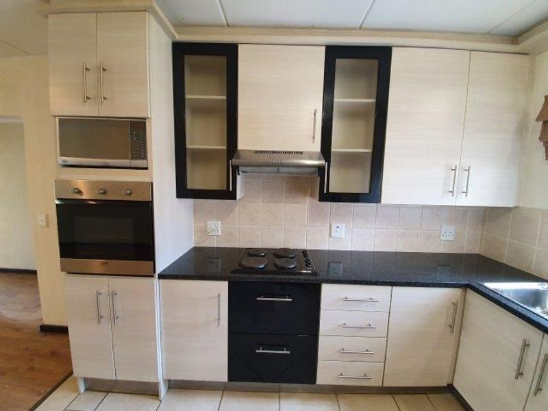 Charming 2-Bedroom Apartment in Secure North Riding Complex - Photo 9