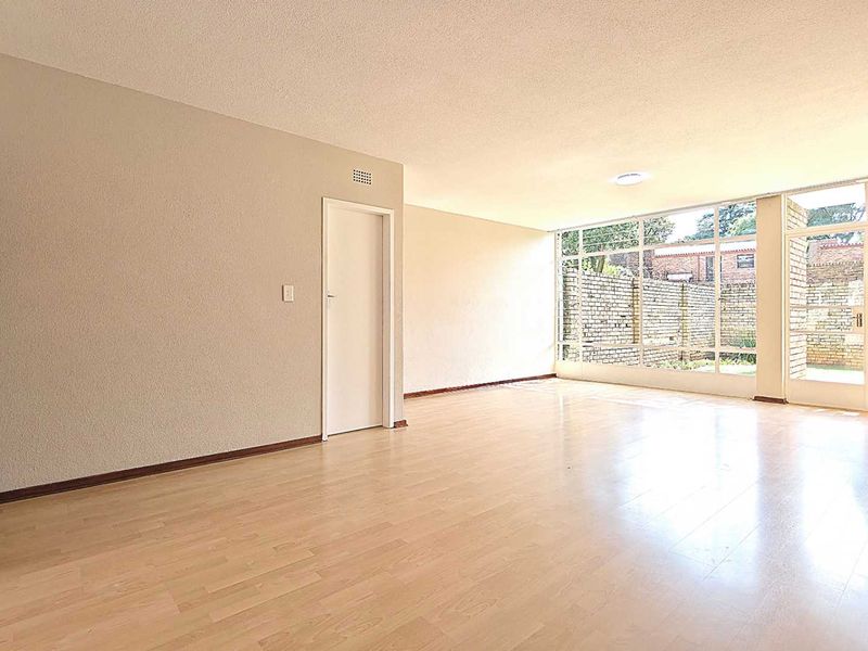 Large Duplex Sandton 4 Bedroom Townhouse with Large Wrap-Around Garden - Photo 3