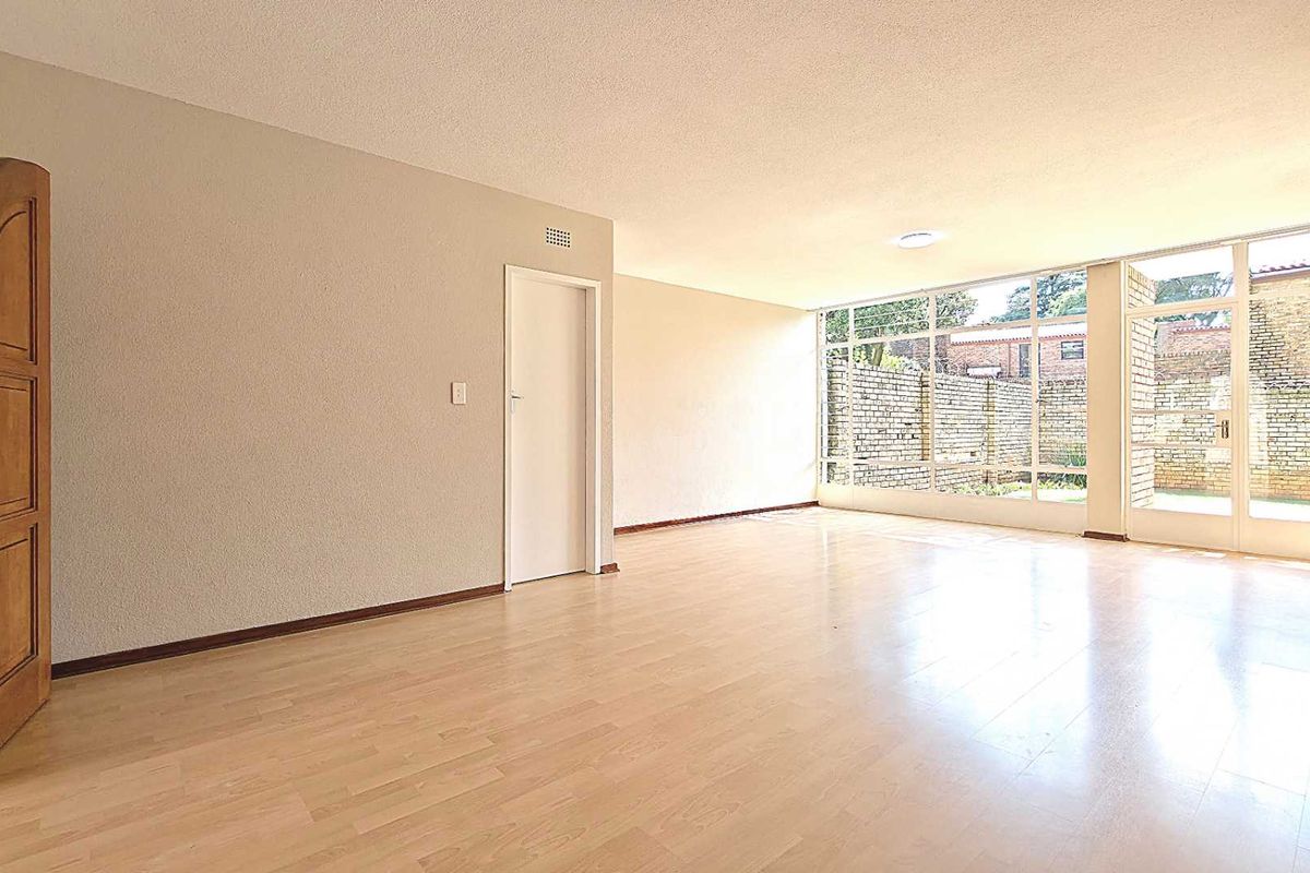 Large Duplex Sandton 4 Bedroom Townhouse with Large Wrap-Around Garden - Photo 3