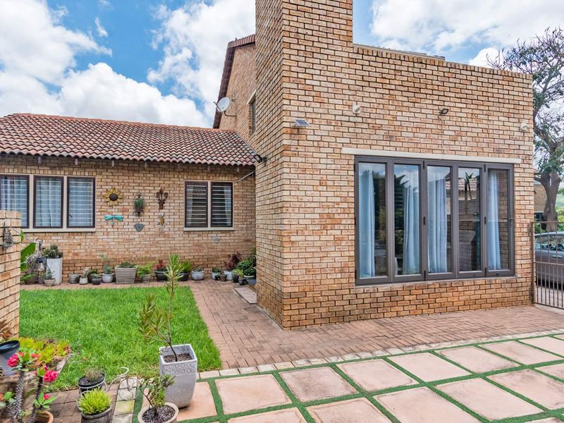Secure, spacious family home in Ruimsig Noord - Photo 9