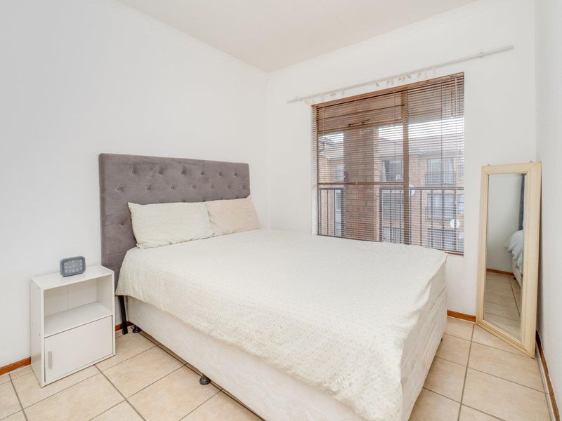 NEAT TOP-FLOOR APARTMENT IN WELTEVREDEN PARK - Photo 3