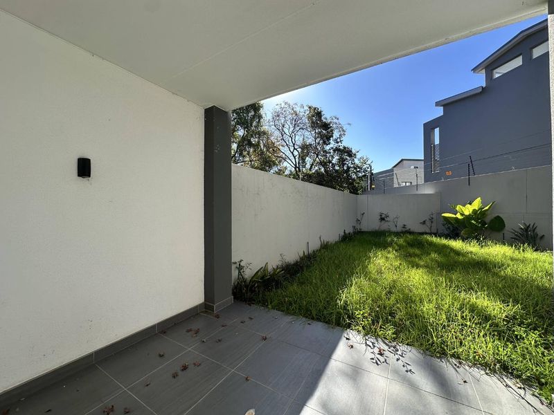 VERY PRIVATE AND MODERN 2 BEDROOM GROUND FLOOR UNIT IN BRYANSTON FOR RENT!! - Photo 10