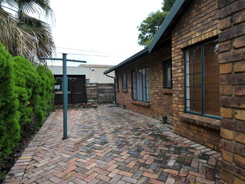 Family Home in Boomed-Highveld - Photo 5