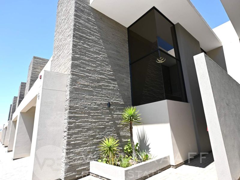 Elevated Coastal Elegance - Photo 2