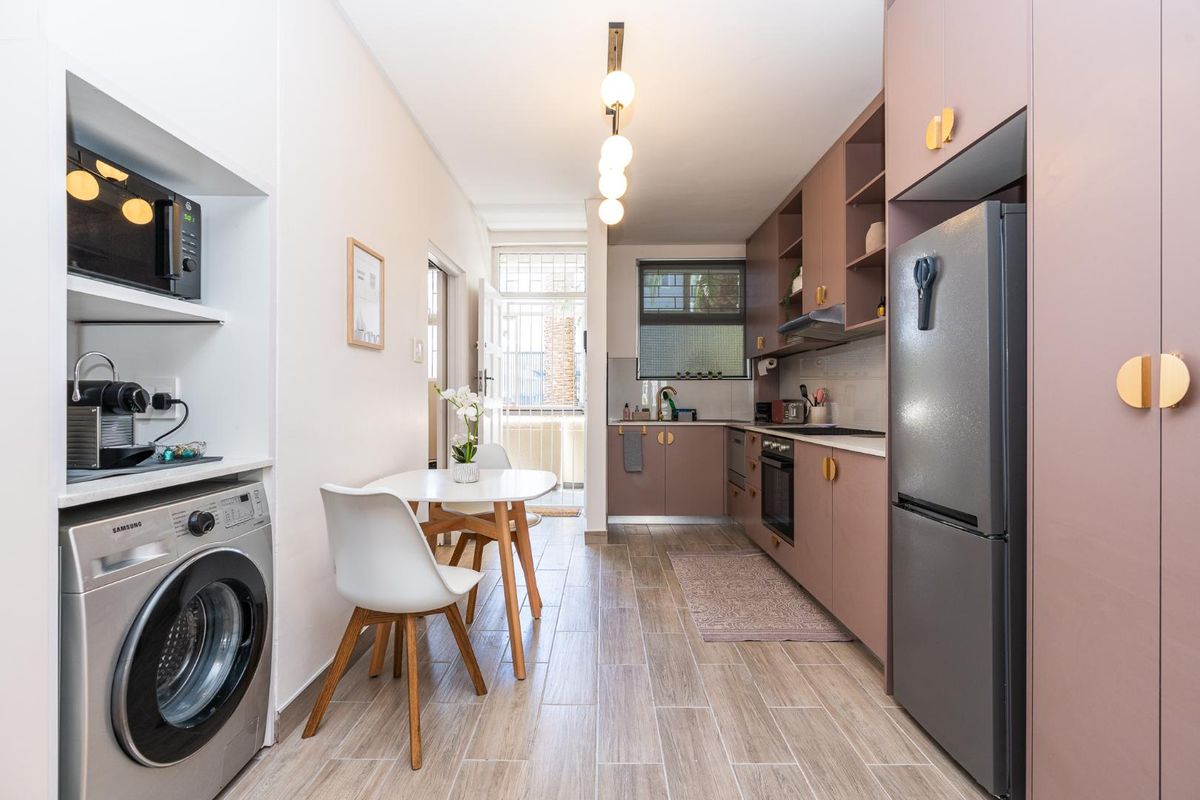 Modern 1-Bedroom Apartment with Balcony – Beach Road, Sea Point - Photo 5