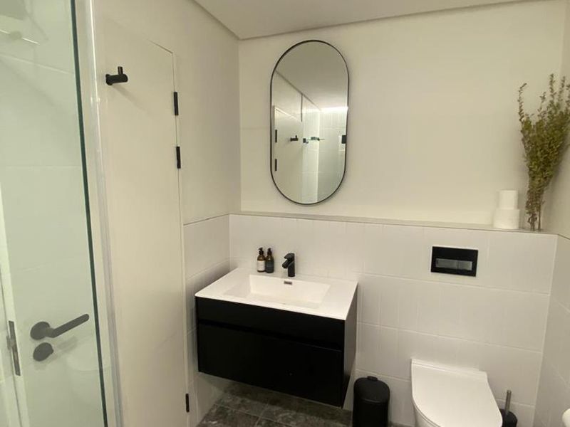 Lovely furnished 2 bedroom in Station House - Photo 10