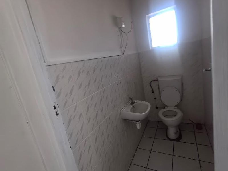 Boost Your Business in this Prime 57m2 Commercial Space! - Photo 9