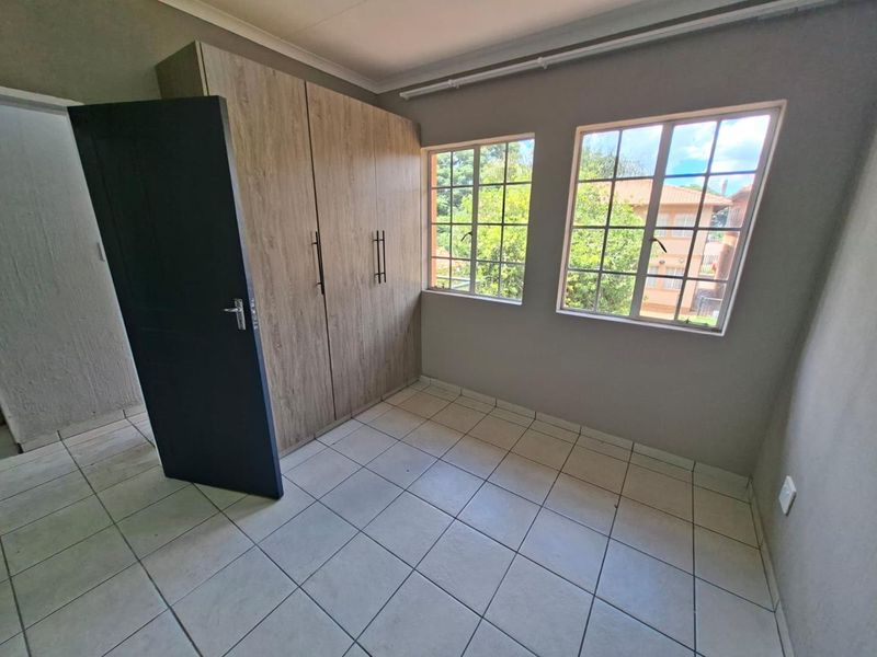 Newly Renovated Townhouse - Photo 7