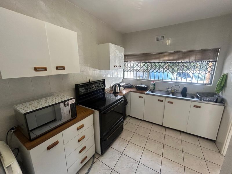 Charming Older-Style Home with Partial Sea Views in Umhlanga - Photo 7