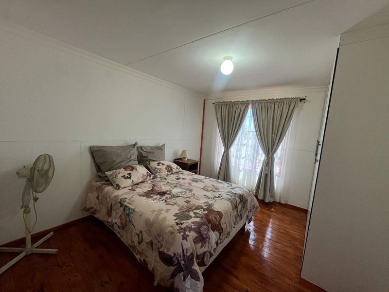 Beautiful 9.053 ha Smallholding with House & Cottage – Completely Off-Grid – Just Outside Upington - Photo 3