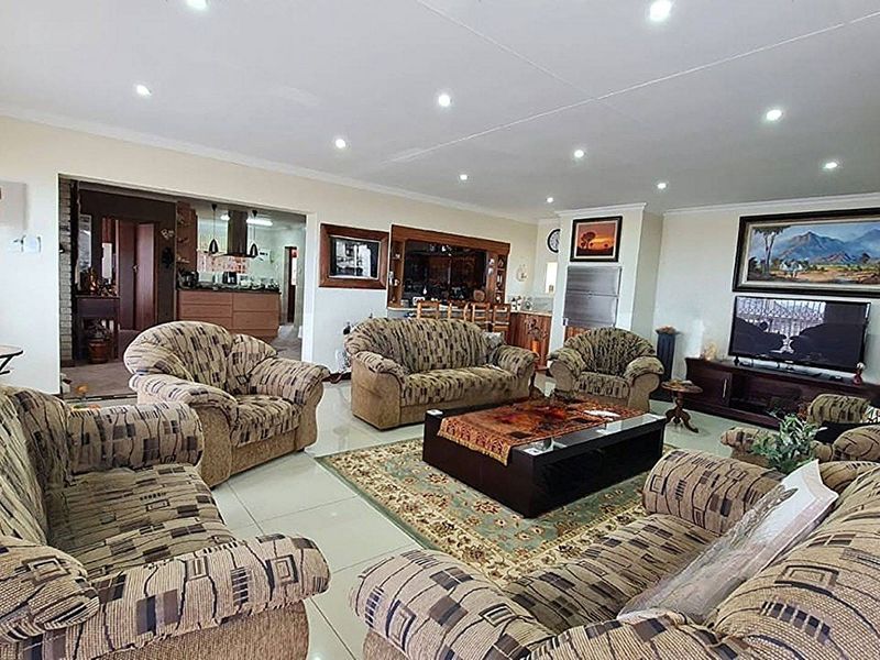 3 Bedroom House with Office and Flat in Dana Bay - Photo 2