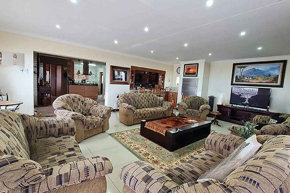 3 Bedroom House with Office and Flat in Dana Bay - Photo 2