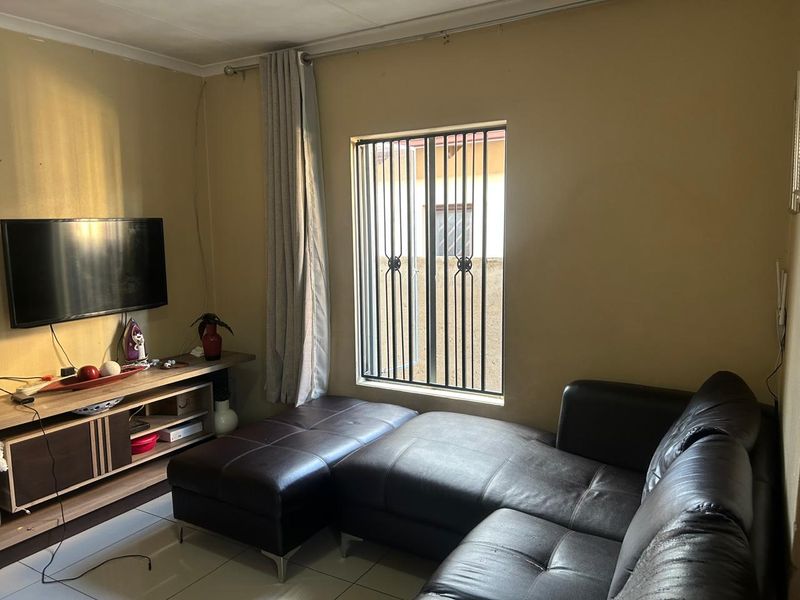 Clayville - R 850 000 with 2 beds, 1 bath - Photo 7