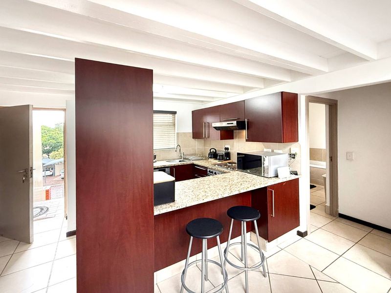 Beautiful One Bedroom Penthouse Loft Apartment in Excellent Complex - Photo 3