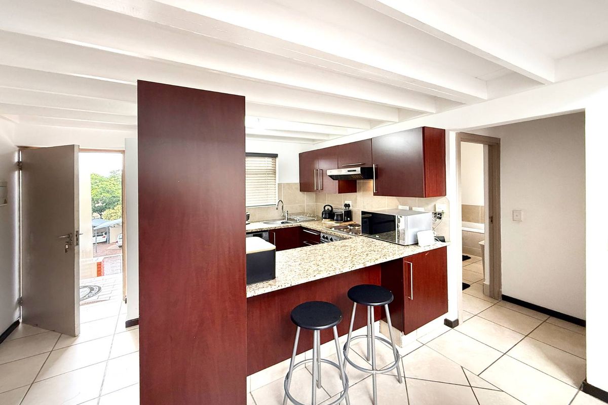 Beautiful One Bedroom Penthouse Loft Apartment in Excellent Complex - Photo 3