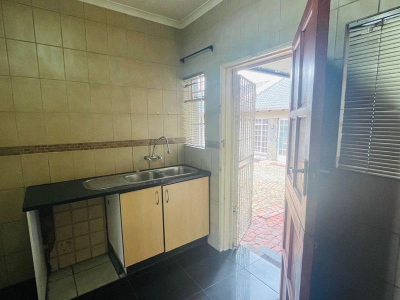 Peaceful 2 bedroom home - Photo 4