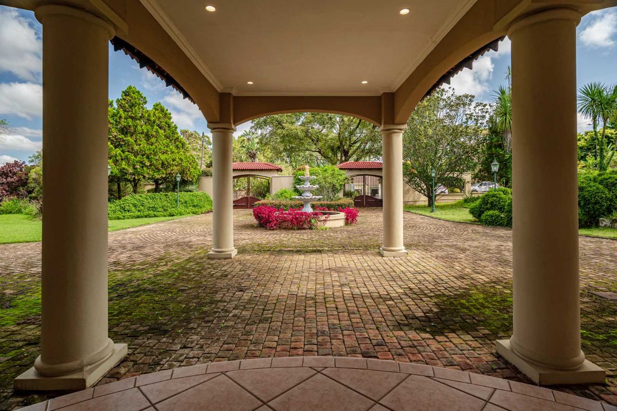 Exclusive Family Home, Perfectly Positioned. - Photo 4