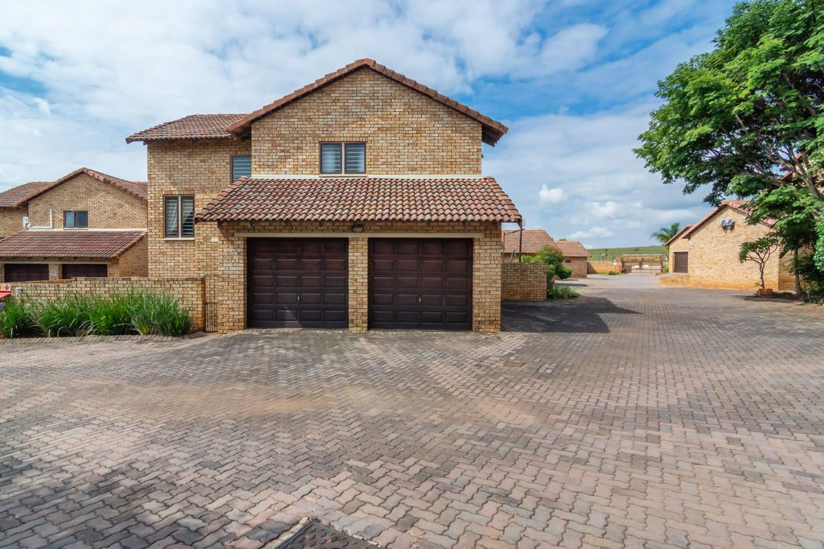 Your Perfect 4-bedroom Family Home in a Secure Complex in Ruimsig Noord - Photo 5