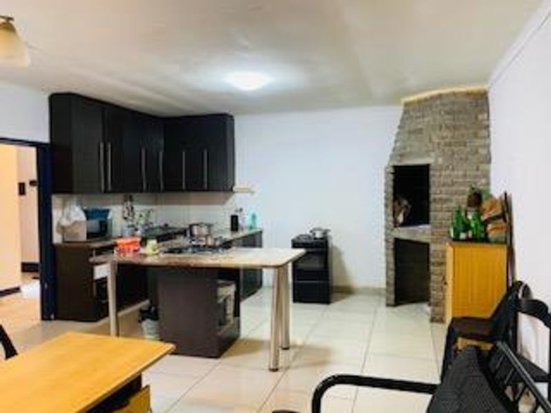Spacious 6-Bedroom Home with Flat, Triple Garage & Storage – Walvis Bay - Photo 3