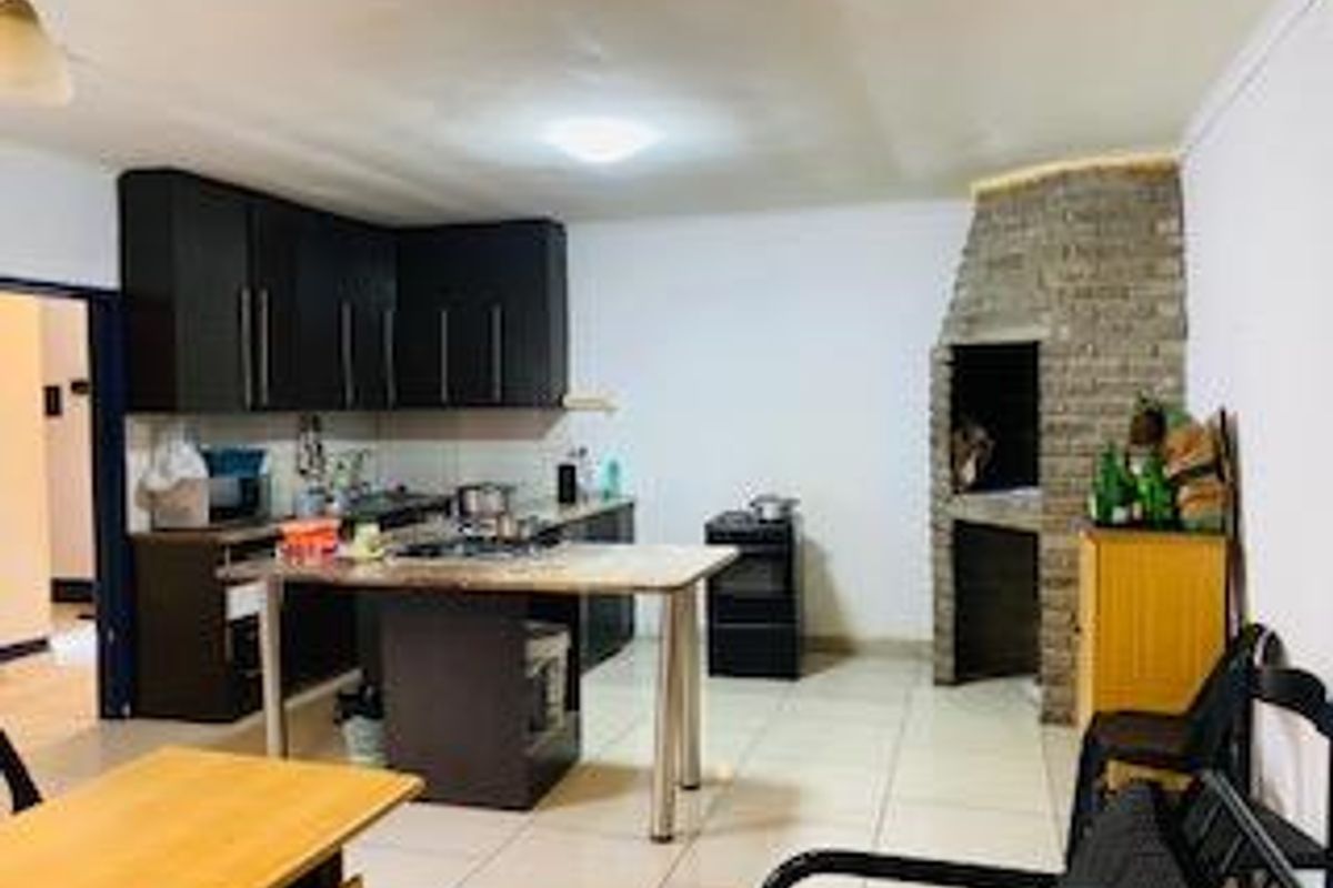 Spacious 6-Bedroom Home with Flat, Triple Garage & Storage – Walvis Bay - Photo 3