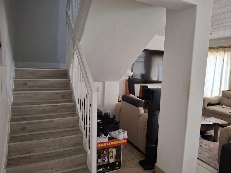 A BEAUTIFUL THREE BEDROOM TOWNHOUSE - Photo 9