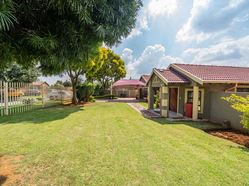 A ready to move in home in a secure area - Photo 5