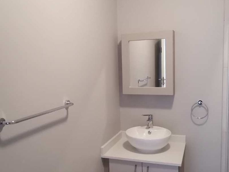 Stylish Midrand 1-Bed: Secure & Convenient - Photo 9