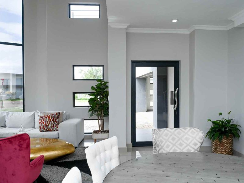 Magnificent Modern 4 Bedroom, 3,5 Bathroom House to Rent in the sought after Six Fountains Estate. Ideal for the Executive or an Embassy. - Photo 7