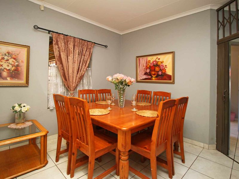 Stunning Family Home with Entertainment Area, Double Garage & Electric Fencing! - Photo 9