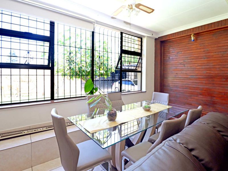 FAMILY HOME SITUATED IN AN ENCLOSED CIRCLE THAT IS LIKE A PARK - Photo 10