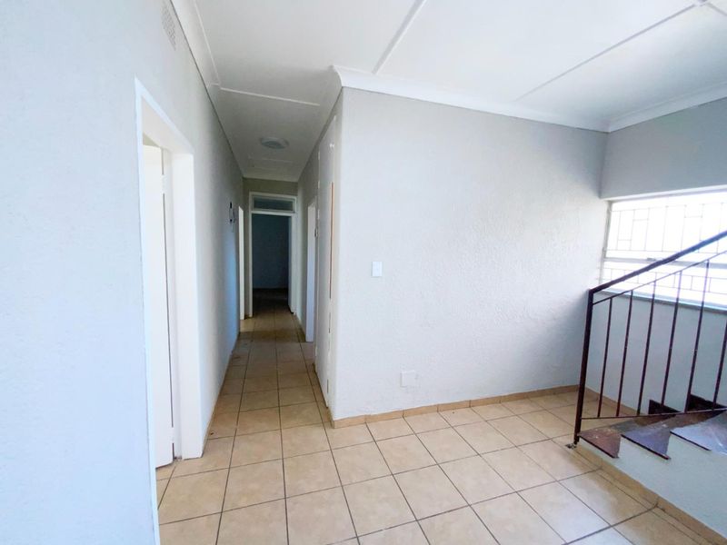 Well maintained Home - Photo 10